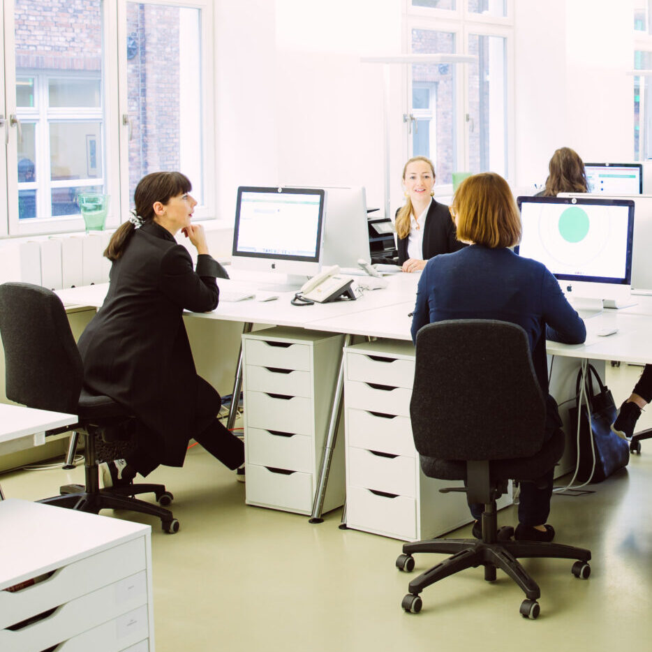 Unterhaltung im Büro der Agentur für Public Relations